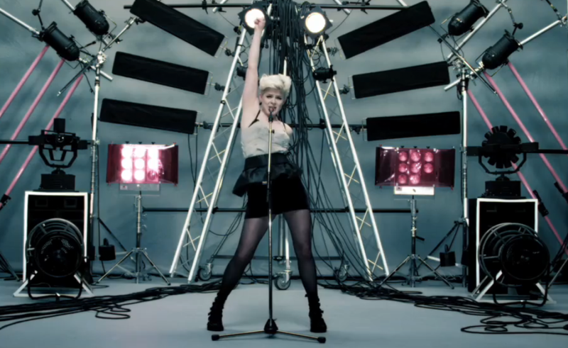 Robyn – Dancing On My Own Music Video