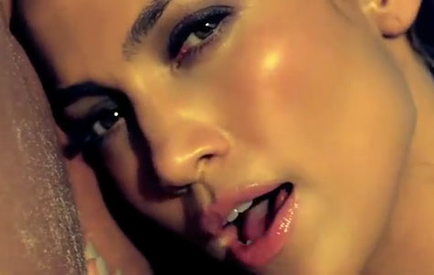 Jennifer Lopez feat. Lil’ Wayne – I’m Into You Music Video