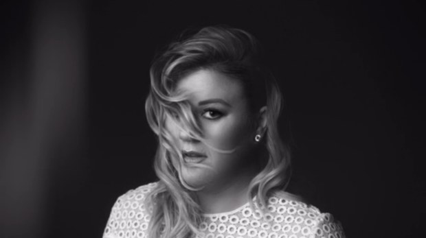 Video: Kelly Clarkson – “Piece by Piece”