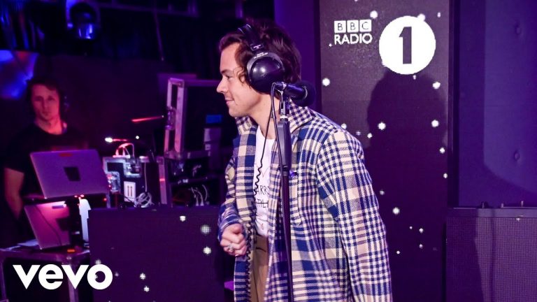 Harry Styles – Juice (Lizzo cover) in the Live Lounge