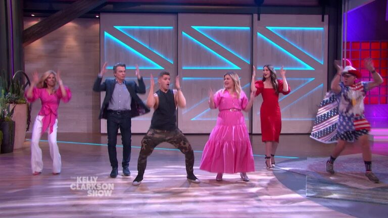 Kelly Clarkson Dancercises to Britney Spears’ ‘Toxic’ with the Fitness Marshall