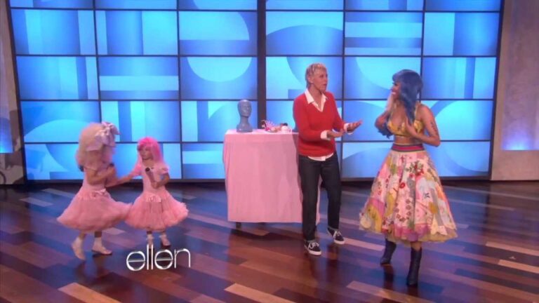 Nicki Minaj Sings ‘Super Bass’ with Sophia Grace