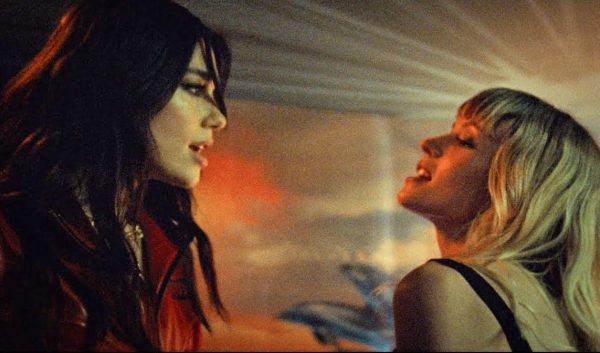 “Fever” Dua Lipa, Angele