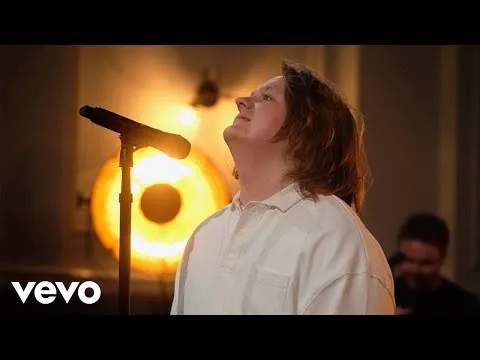 “Everytime (Britney Spears cover)” Lewis Capaldi in the Live Lounge