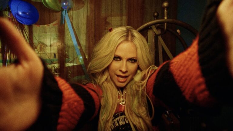 Avril Lavigne, Simple Plan – “Young & Dumb”
